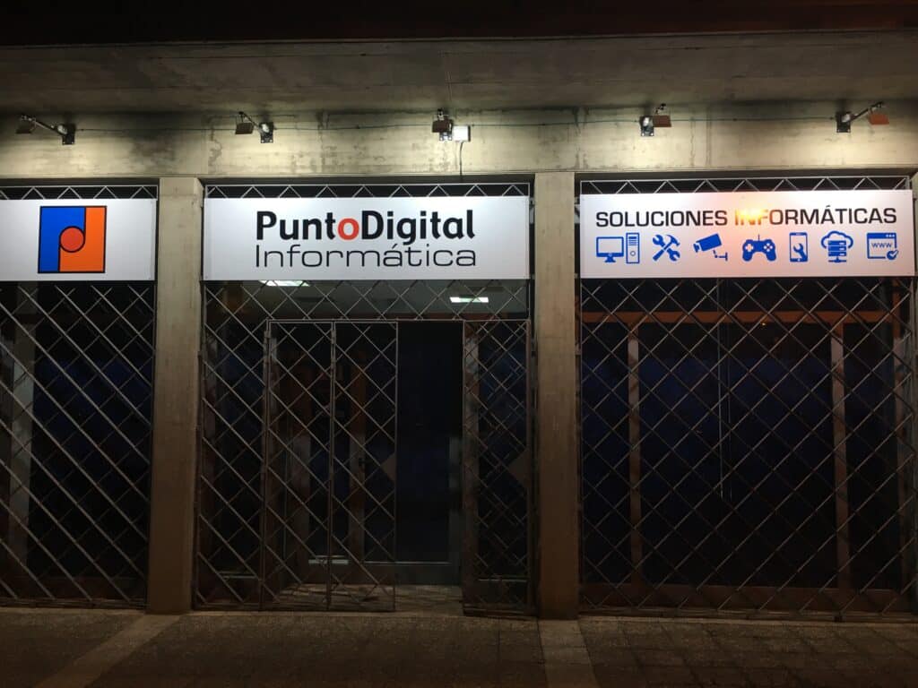 Fachada de tienda de informática Fachada de tienda de informática